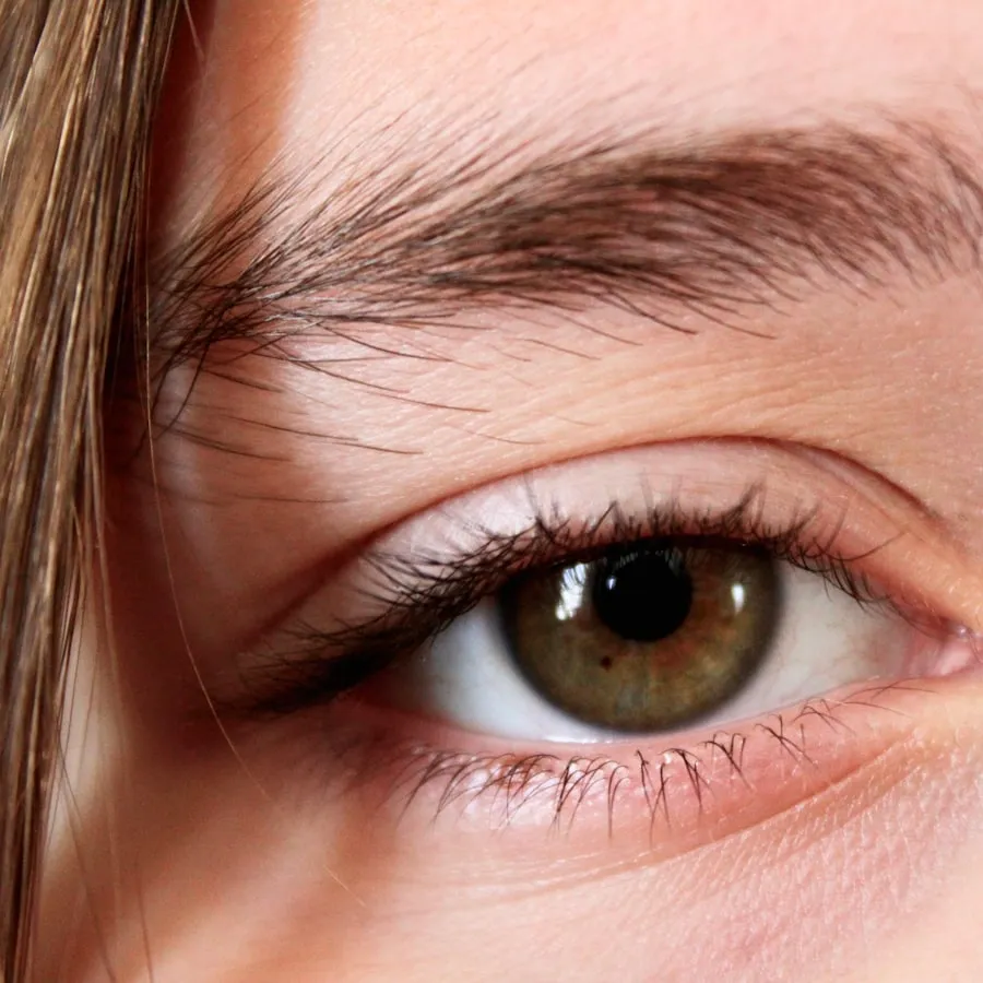 Close-up van een oog met natuurlijke wimpers